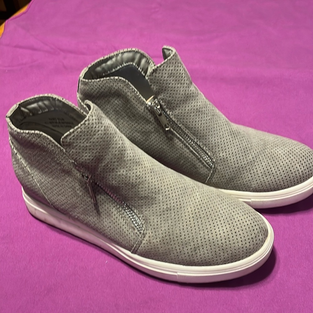 Cushionaire Woman’s Wedge Sneaker